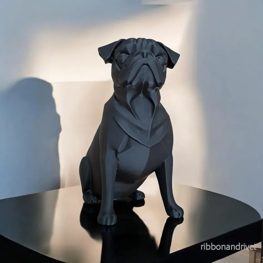 Minimalistisk svart skulptur av en mops - Bild 2
