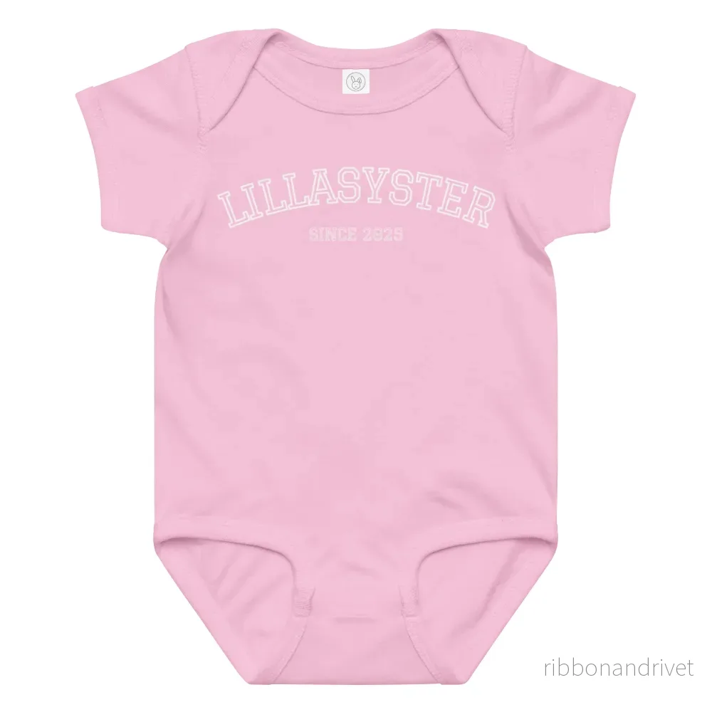 Lillasyster Body – 2025 (vit text)