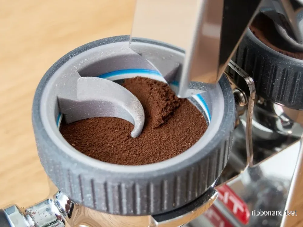 Espresso GrindDozer: Kaffefördelare och doseringsbehållare Espresso GrindDozer: Kaffefördelare och doseringsbehållare