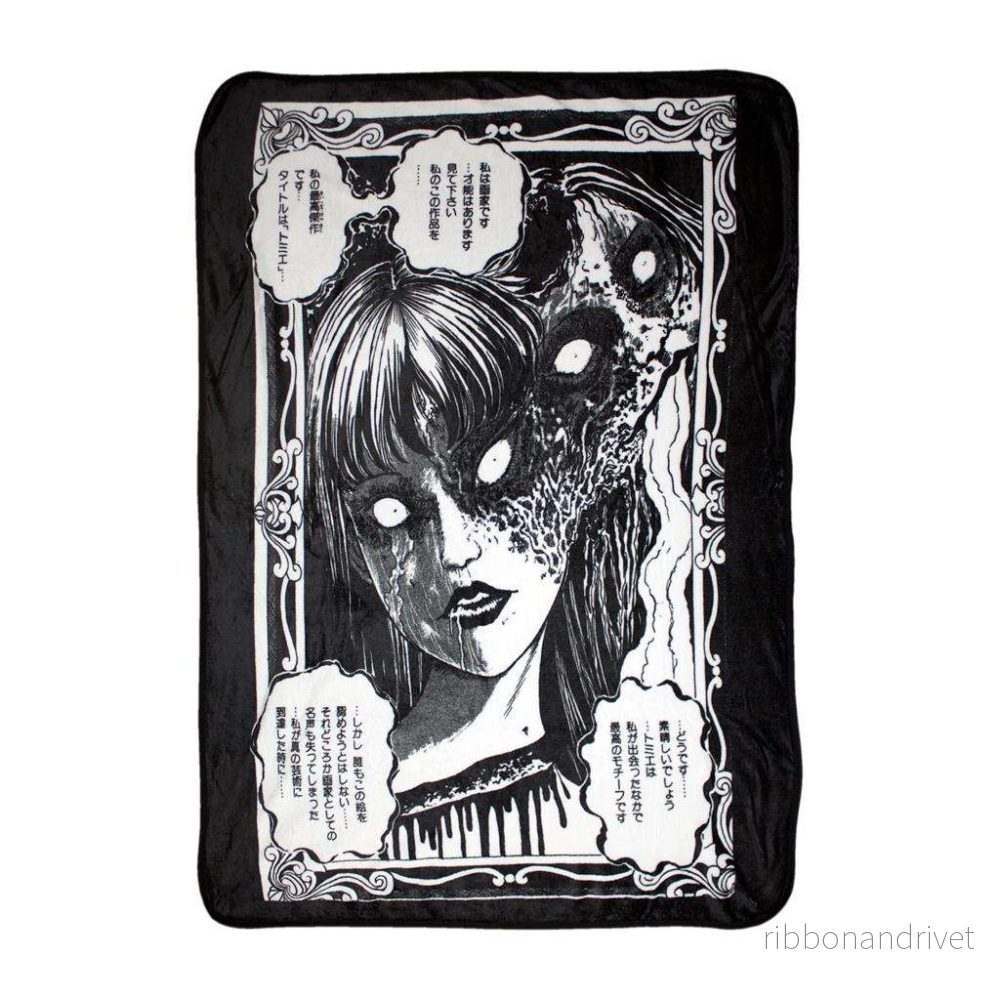 Junji Ito Tomie’s True Beauty fleecefilt, 45 x 60 tum Junji Ito Tomie’s True Beauty fleecefilt, 45 x 60 tum