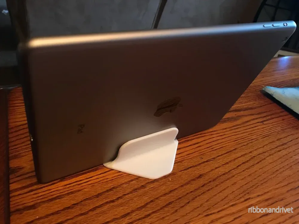 Robust iPhone- och iPad-hållare för skrivbordet eller nattduksbordet