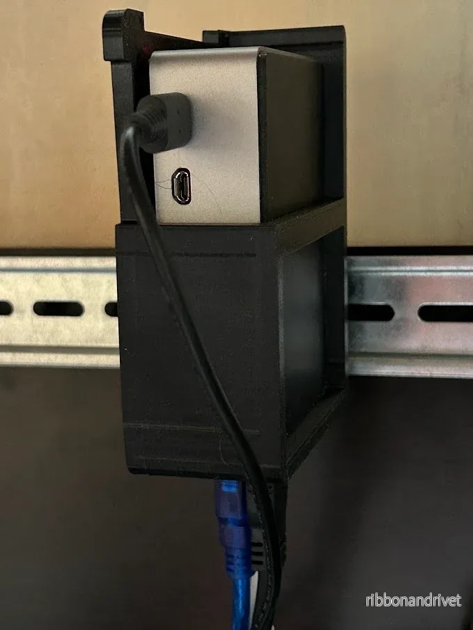 35 mm DIN-skenefäste för Raspberry Pi 4 i FLIRC-skåp - Bild 2