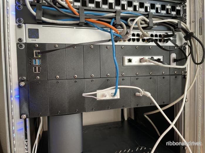 Rackmontering för Philips Hue Bridge - 2U 19" modulärt rack