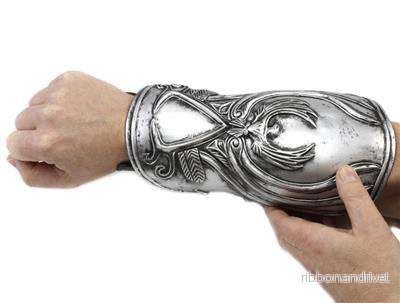 Assassin’s Creed 2 – Ezio Auditore’s Dolda Kniv – Rollspel Gauntlet Replika Assassin’s Creed 2 – Ezio Auditore’s Dolda Kniv – Rollspel Gauntlet Replika