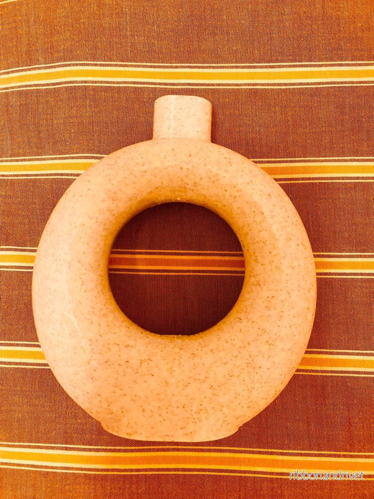Modern nordisk vas med cirkulär ringdesign