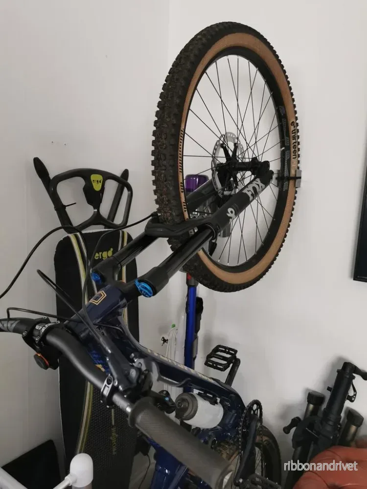 Robust väggfäste för mountainbike med 2,35 däck - Bild 2