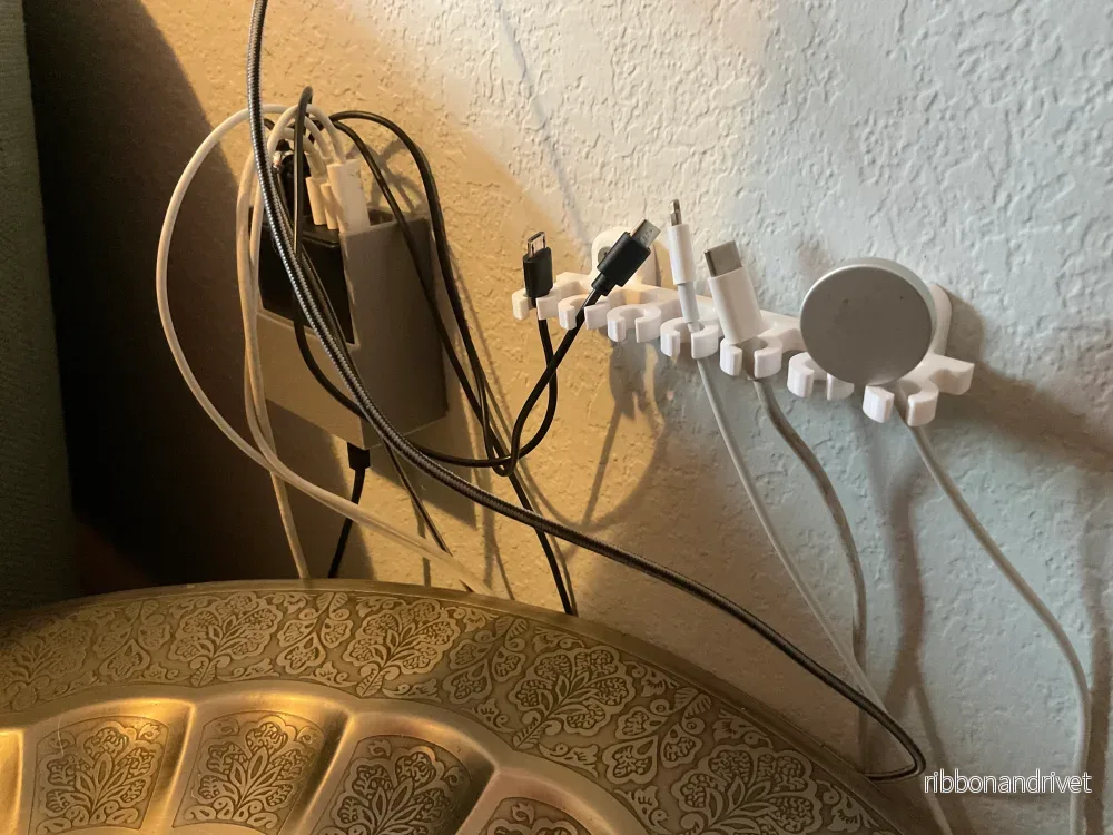 USB-kabelhållare för väggmontering – Organisera och optimera utrymmet USB-kabelhållare för väggmontering – Organisera och optimera utrymmet