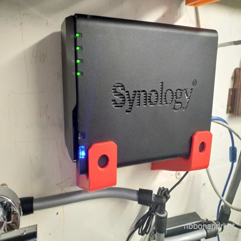 Väggfäste för Synology DS218 NAS-modeller (2 delar)