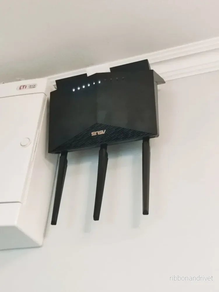 Väggfäste för Asus RT-AX86U/S Router