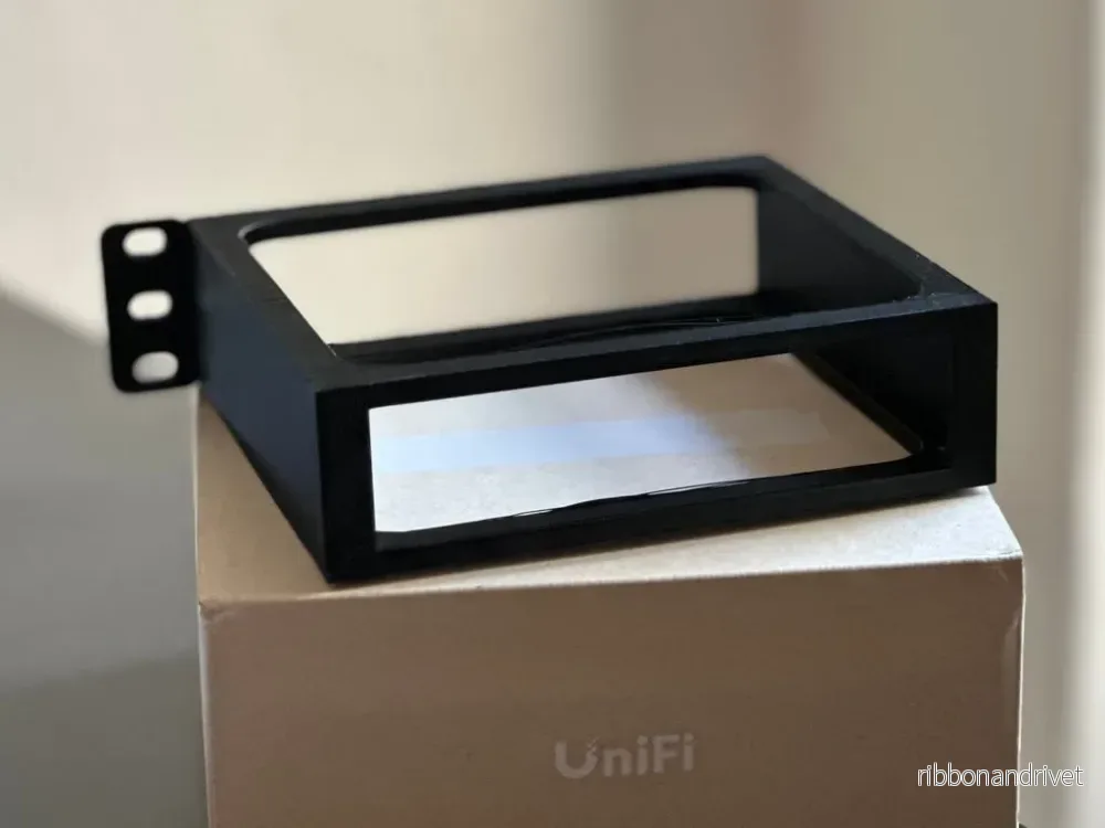 Rackmontering för UniFi UXG Max / UCG-Ultra (19"/10")