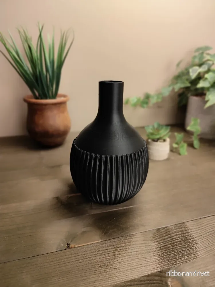 Modern halvribbad designvas till hemmet