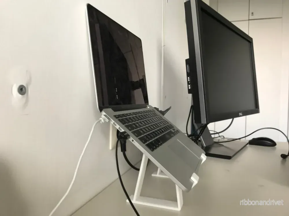 Ergonomiskt stativ för MacBook Pro 13" – Optimera din arbetsyta