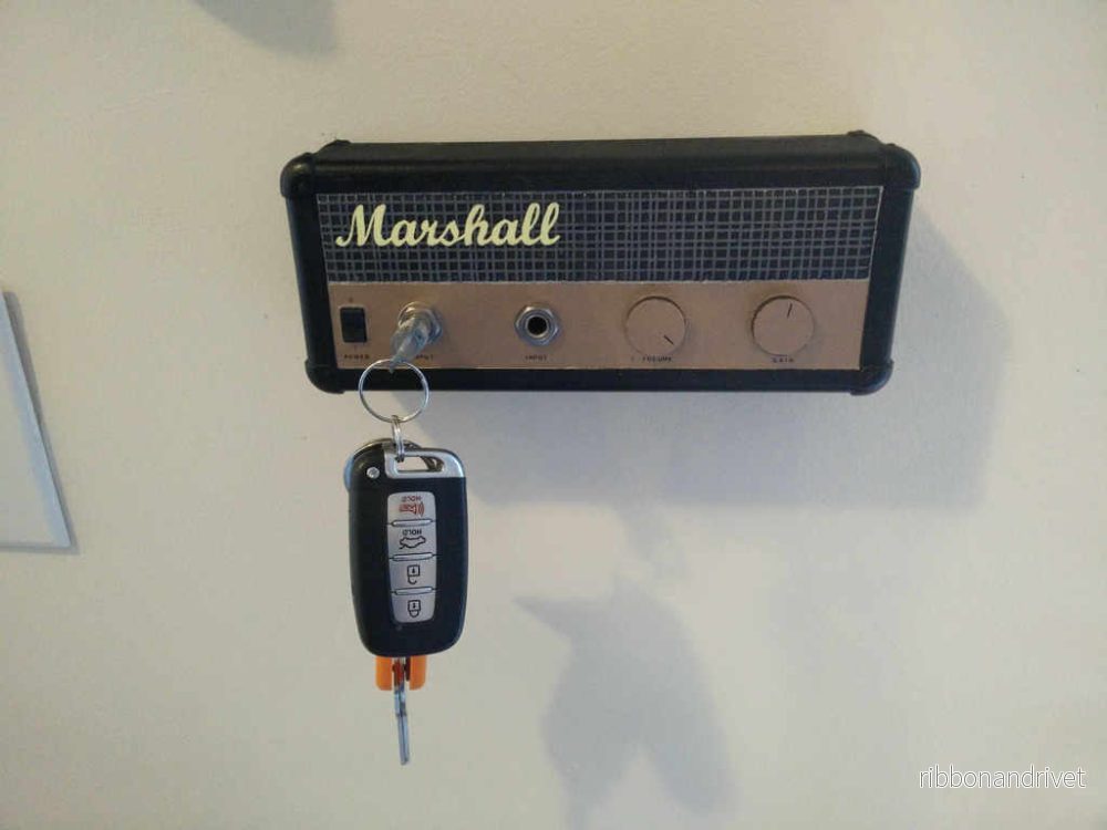Väggmonterad nyckelhållare i gitarrförstärkardesign