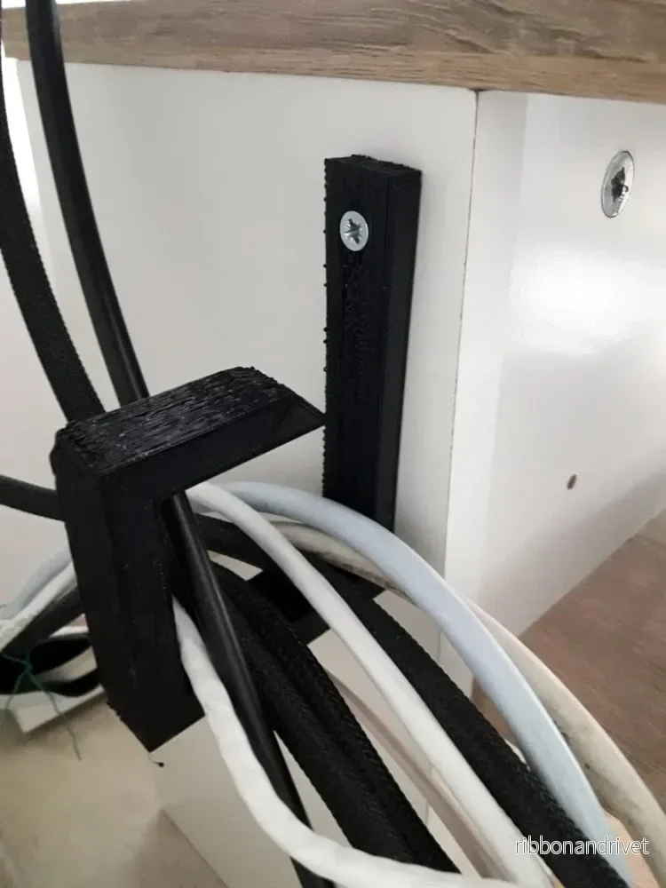 Flexibel kabelhållare och stöd för effektiv kabelhantering Flexibel kabelhållare och stöd för effektiv kabelhantering
