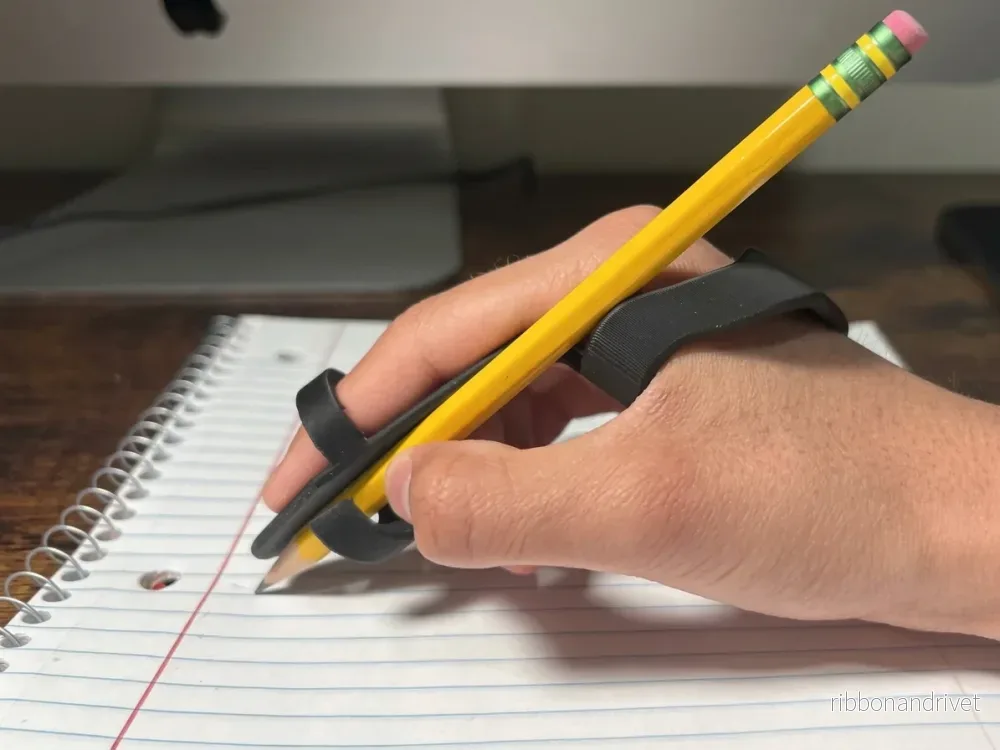 SquiggleAide ergonomiskt skrivstöd för nedsatt greppstyrka SquiggleAide ergonomiskt skrivstöd för nedsatt greppstyrka