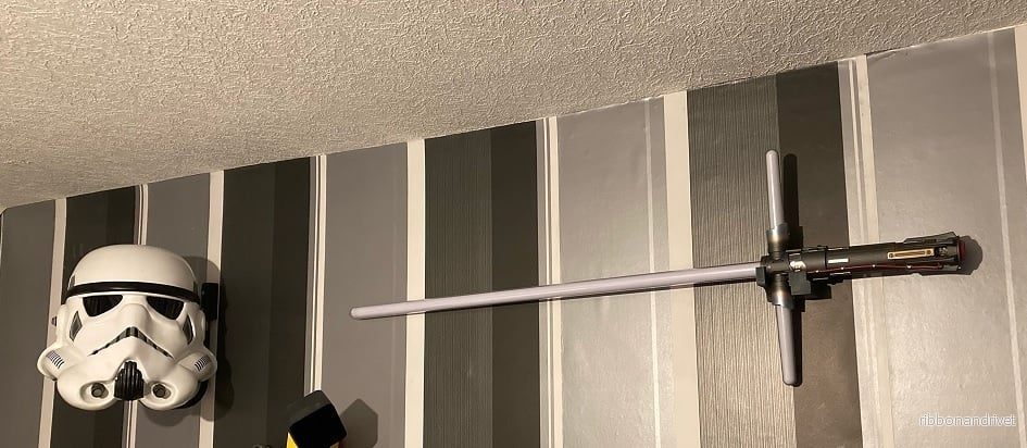 Väggmonterad hjälmhållare för cosplay- och samlarhjälmar - Bild 3