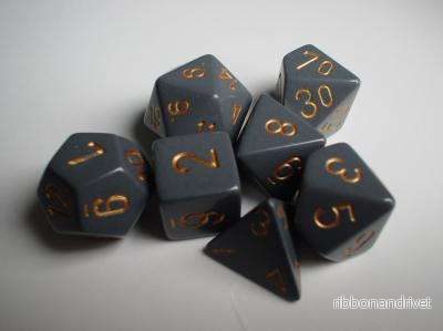Chessex Opaque Polyhedral Tärningsset – Mörkgrå med Koppar Chessex Opaque Polyhedral Tärningsset – Mörkgrå med Koppar