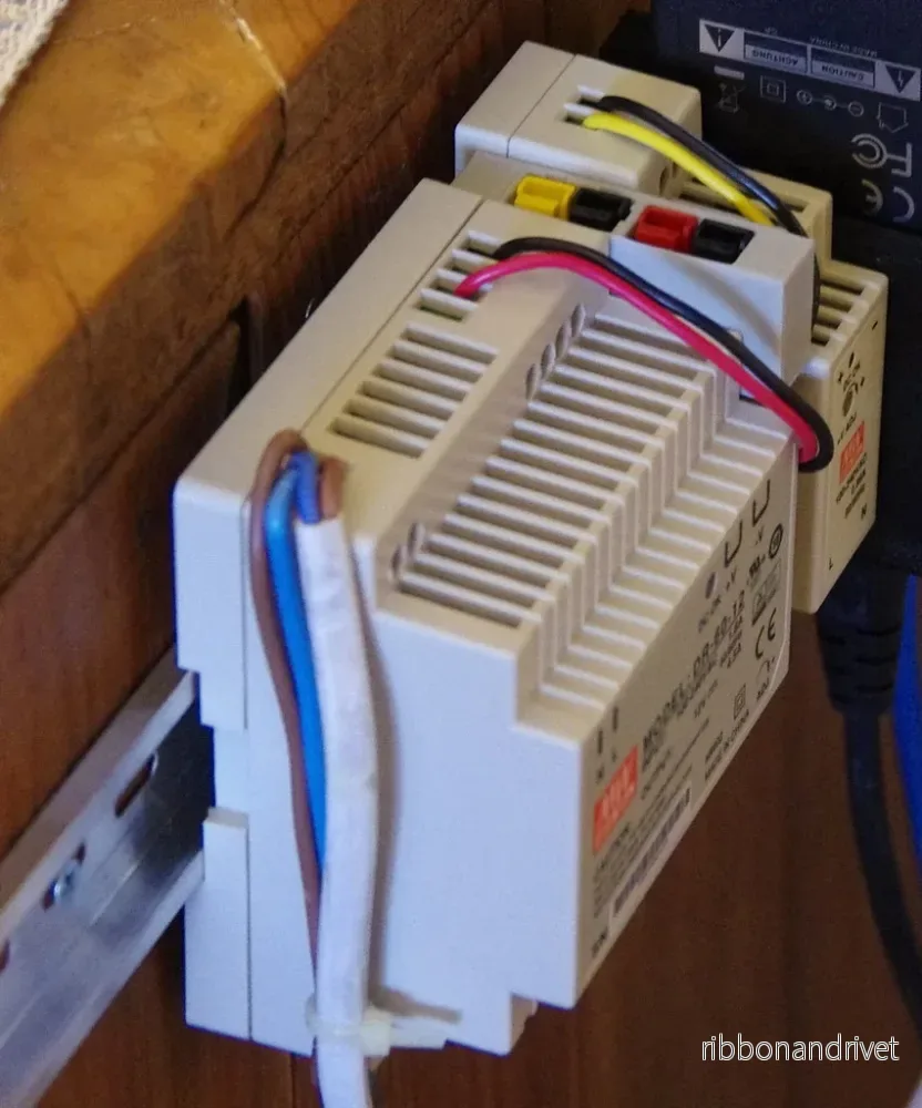 DIN-skenehållare för PowerPole-kontakter: Stående - Bild 2