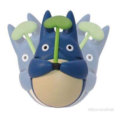 Rundbottnad Figur Mid Totoro med Blad – Min Granne Totoro Rundbottnad Figur Mid Totoro med Blad – Min Granne Totoro