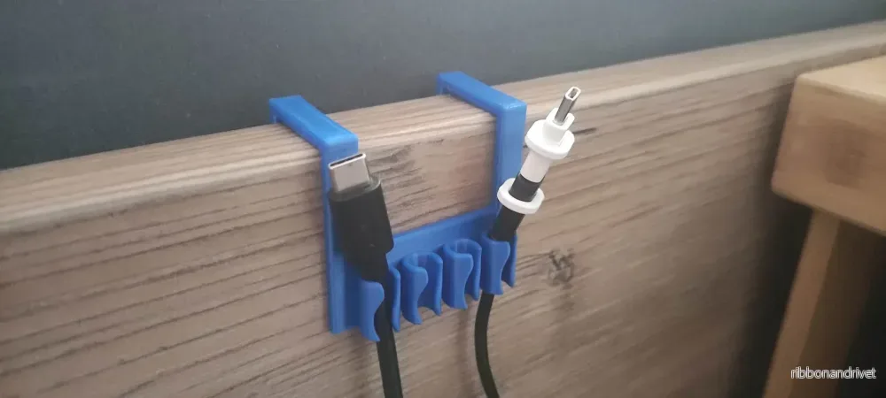 Praktisk USB-kabelhållare med plats för fyra kablar