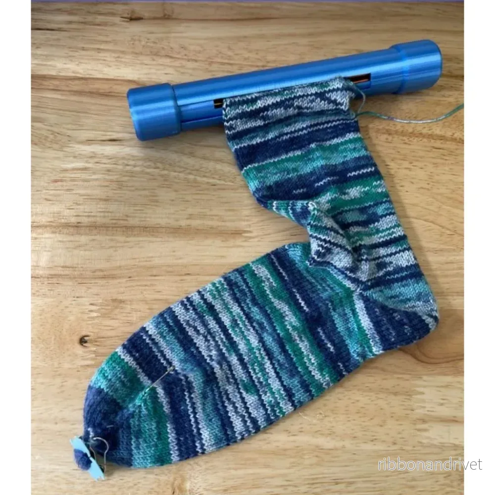 Praktisk hållare för stickprojekt på strumpstickor