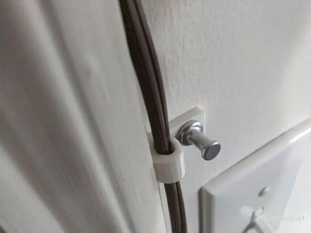 Flexibel kabelhållare med tryckstiftsfäste