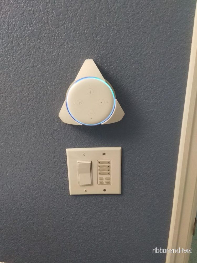 Väggfäste för Echo Dot 3 – Dold kabeldragning Väggfäste för Echo Dot 3 – Dold kabeldragning