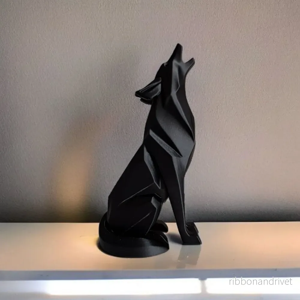 Minimalistisk stående skulptur av ylande varg - Bild 2
