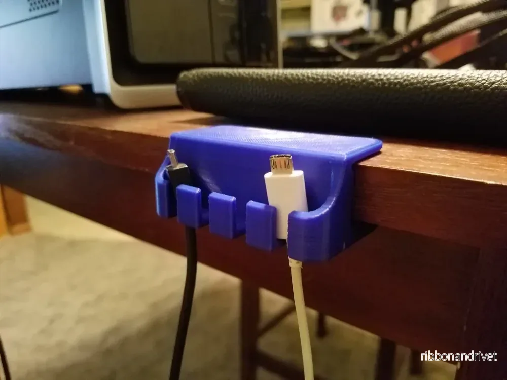 Praktisk USB-mikrokabelhållare för skrivbord