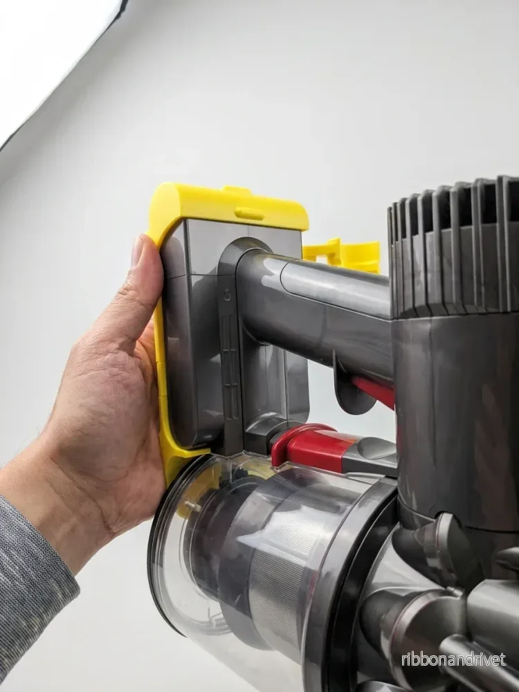 Praktiskt väggfäste för Dyson V6-dammsugare - Bild 2