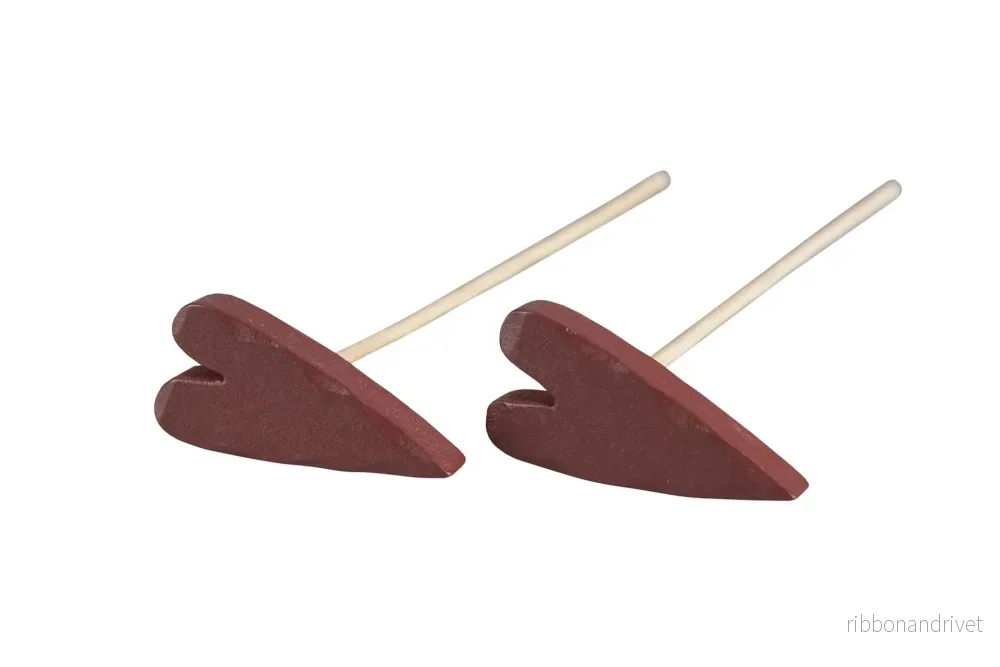 Rött trähjärta med stick - Bild 2