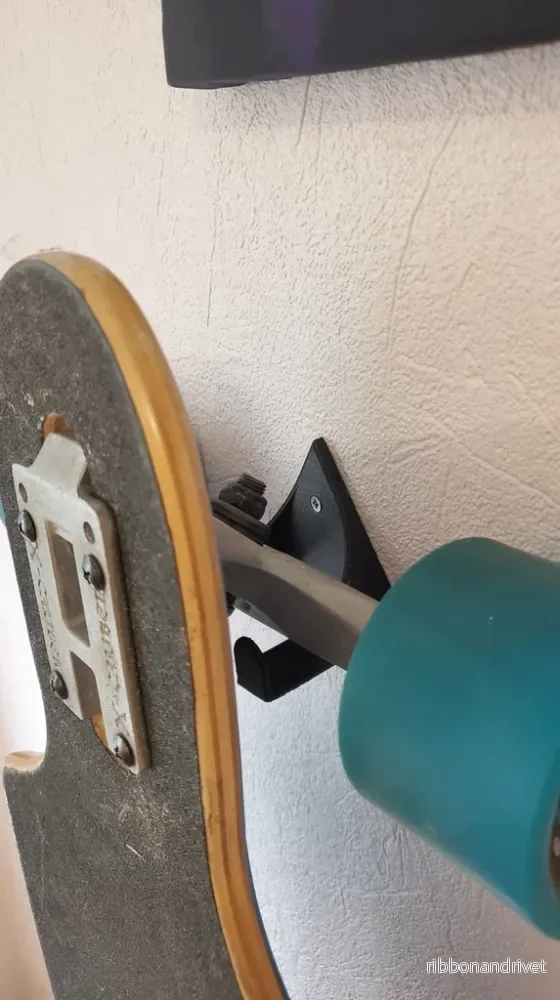 Enkelt väggfäste för gitarr och skateboard Enkelt väggfäste för gitarr och skateboard