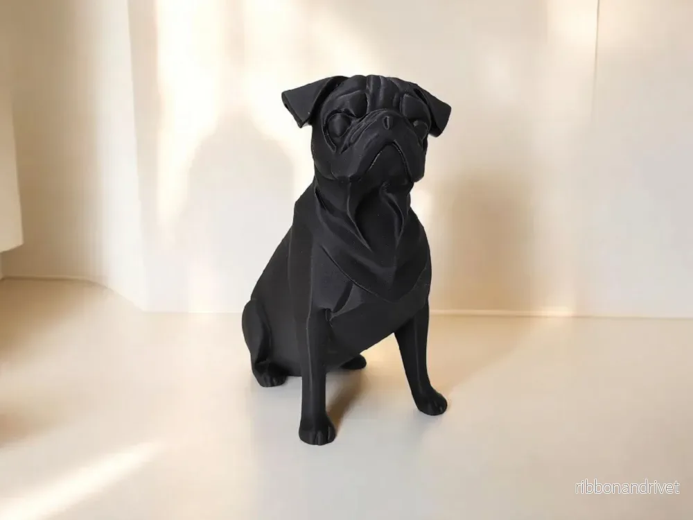 Minimalistisk svart skulptur av en mops