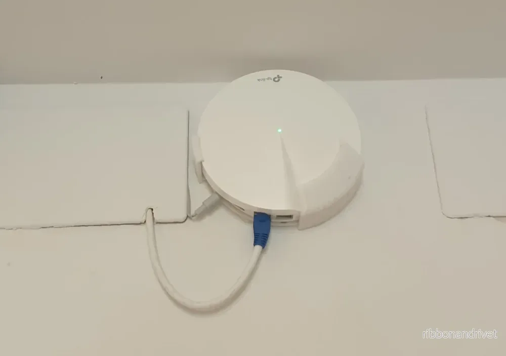 TP-Link Deco M9 Plus väggfäste - platsbesparande halvcirkeldesign