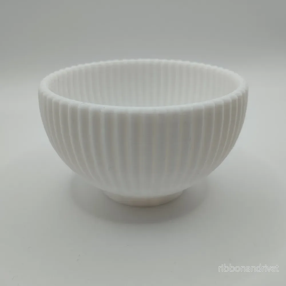 Rund dekorativ skål med elegant ribbdesign