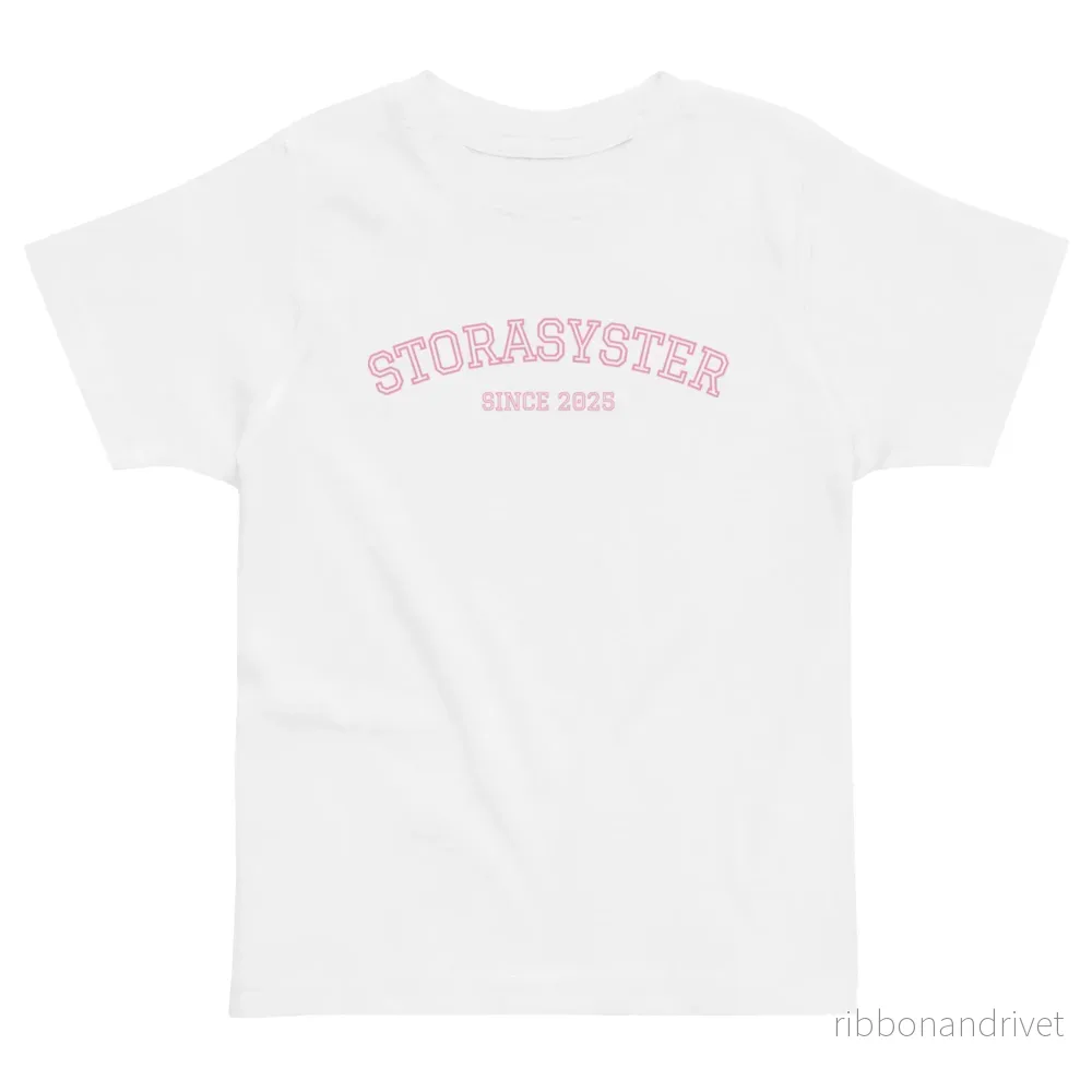 Storasyster Since 2025 T-shirt (rosa text) Storasyster Since 2025 T-shirt (rosa text)