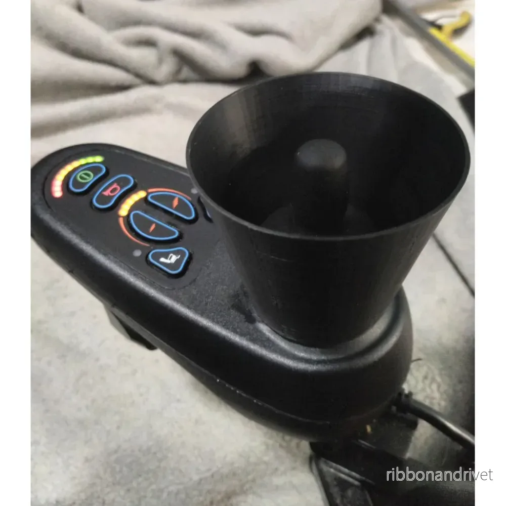 Skyddssköld för joystick på elektrisk rullstol