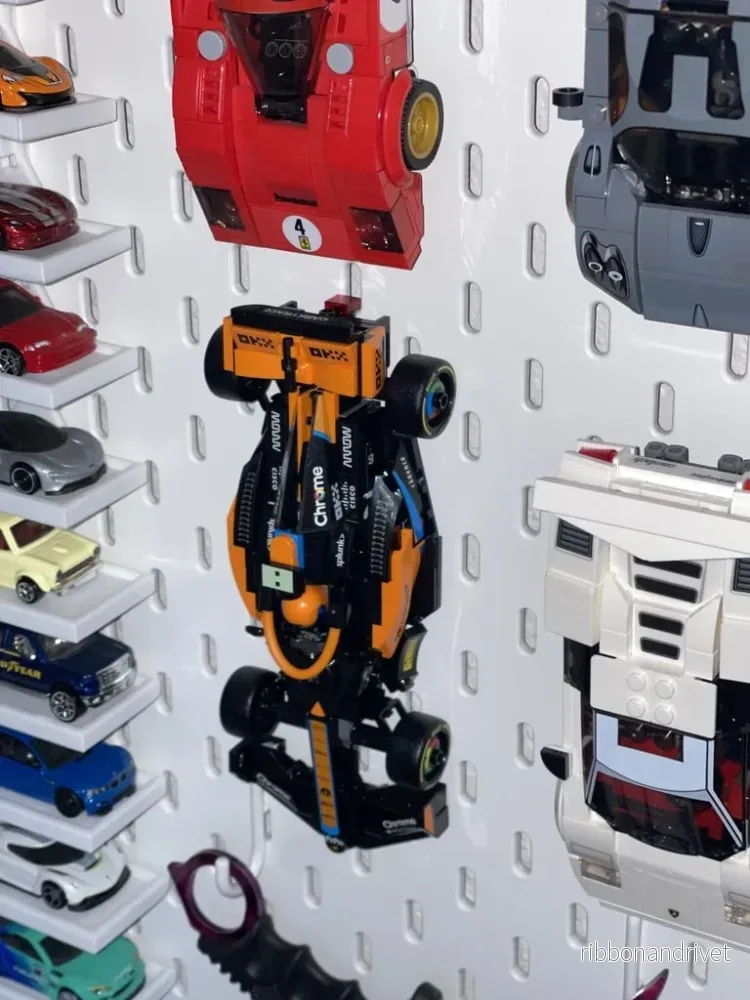 Väggfäste för LEGO McLaren F1 (76919) på IKEA Skadis