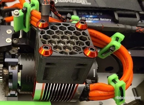 Tekno MT410 Kabelhantering för motorkablar