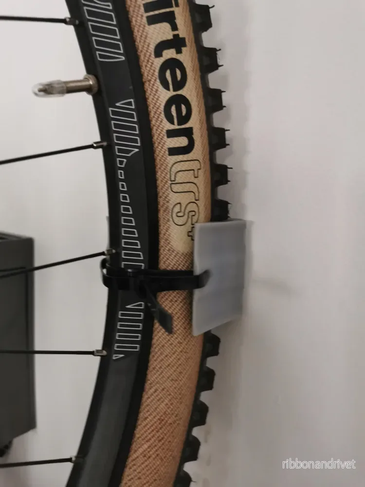 Robust väggfäste för mountainbike med 2,35 däck