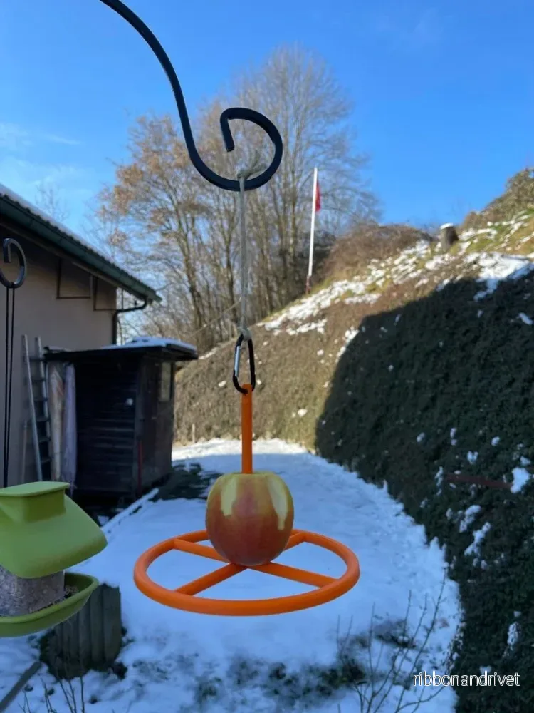 Fågelmatningsställ för äpplen