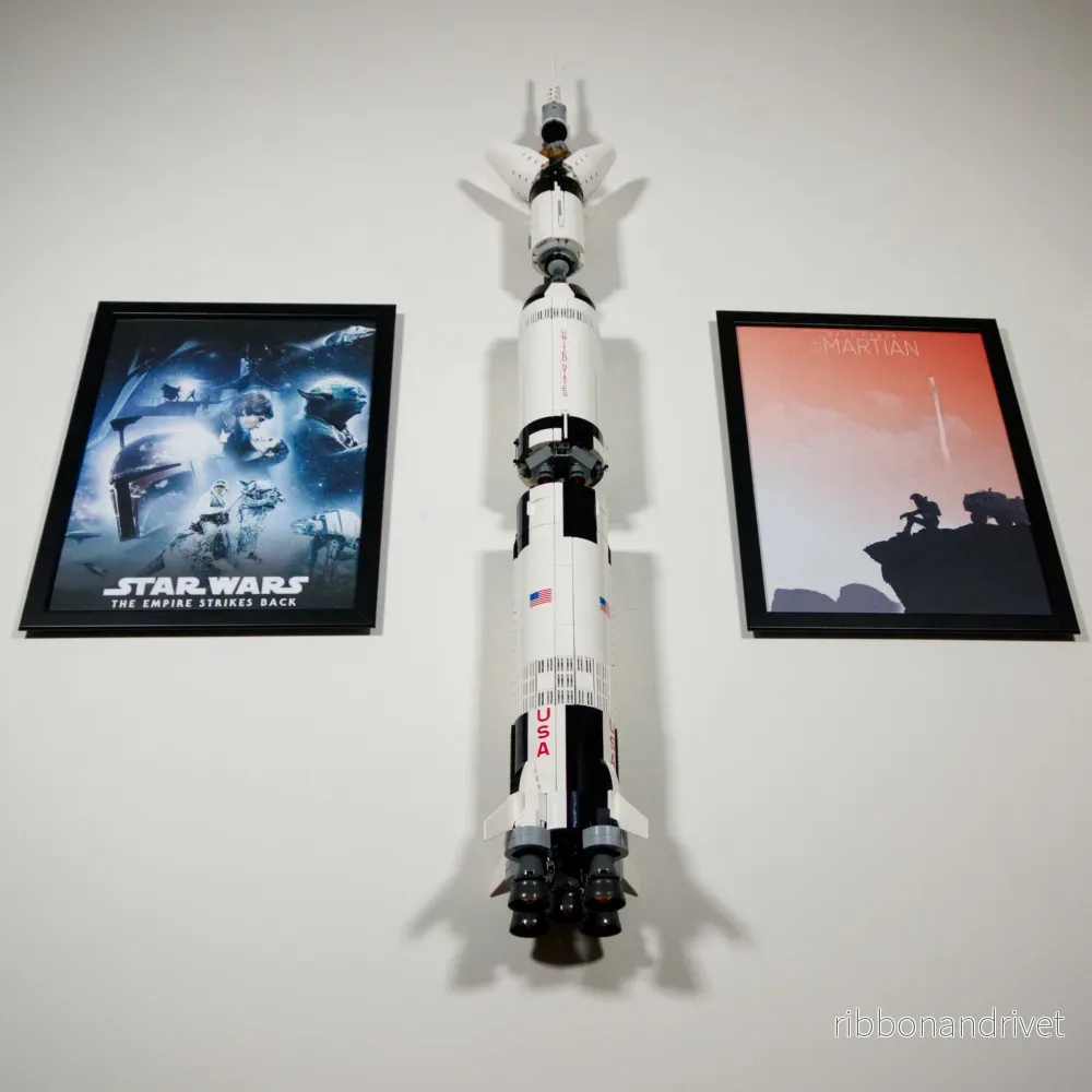 Minimalistisk väggupphängning för Saturn V-raket - Bild 2