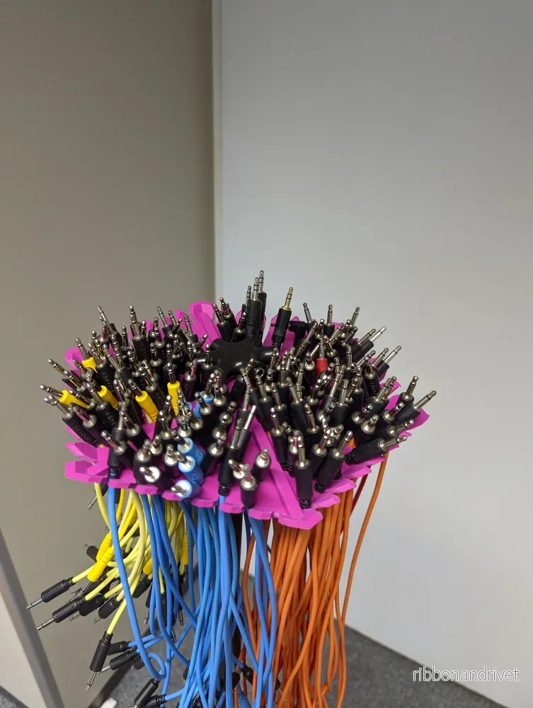Eurorack-kabelhållare för mikrofonstativ