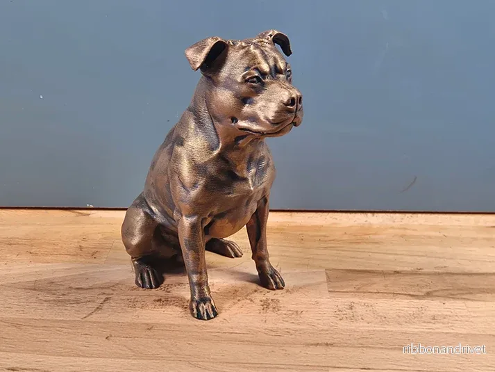 Staffordshire Bull Terrier – Hundfigur Staffordshire Bull Terrier – Hundfigur