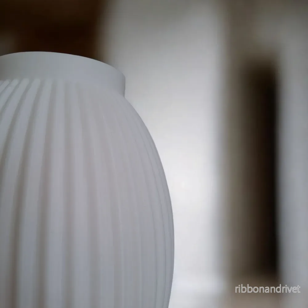 Modern vit vas med ribbade detaljer - Bild 2