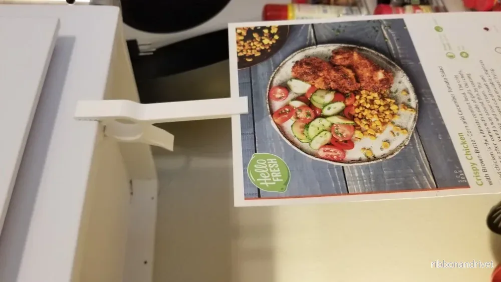 Praktisk recepthållare för köksskåpet