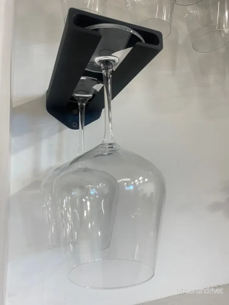 Väggmonterad vinglashållare för 2 glas - Bild 2