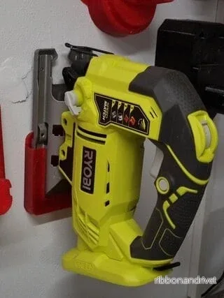 Väggfäste för Ryobi RJS18-0 sticksåg