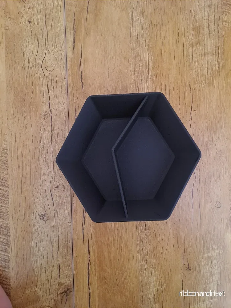 Minimalistisk pistageskål med två praktiska fack