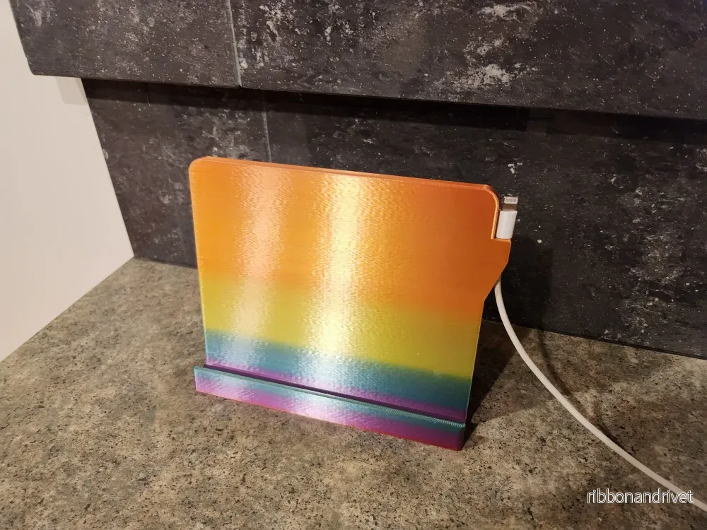 iPad-ställ med kabelkrok
